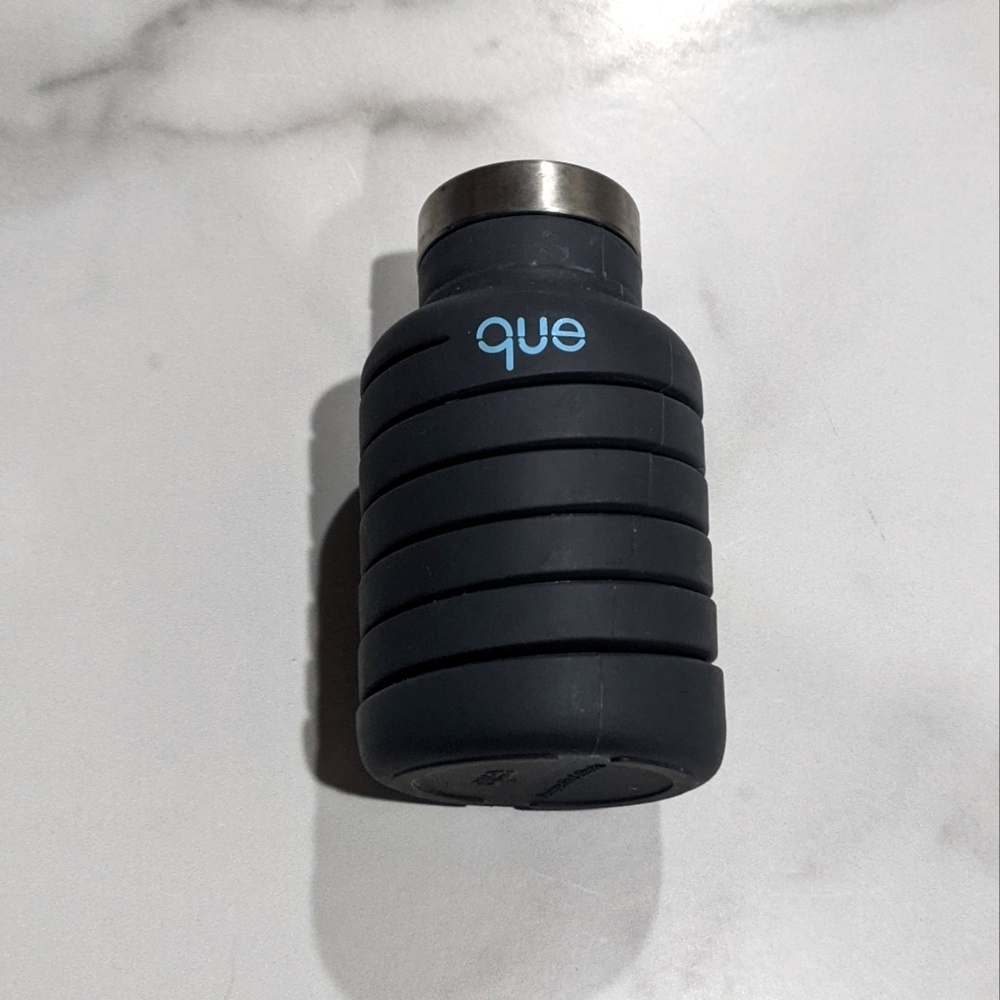 Que Dark Grey expandable silicone water bottle